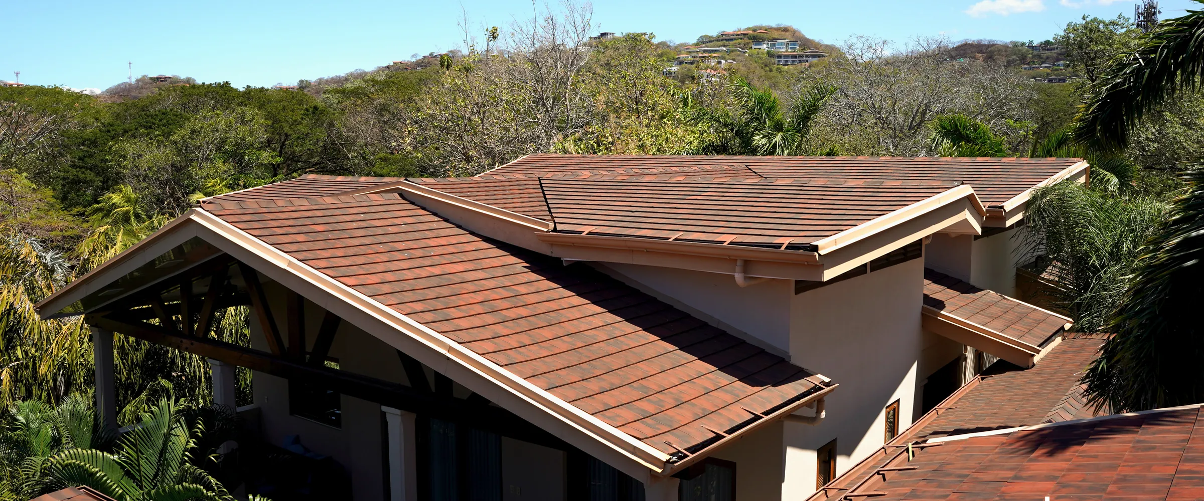 Vivienda en la montaña con techo de teja FlatPro