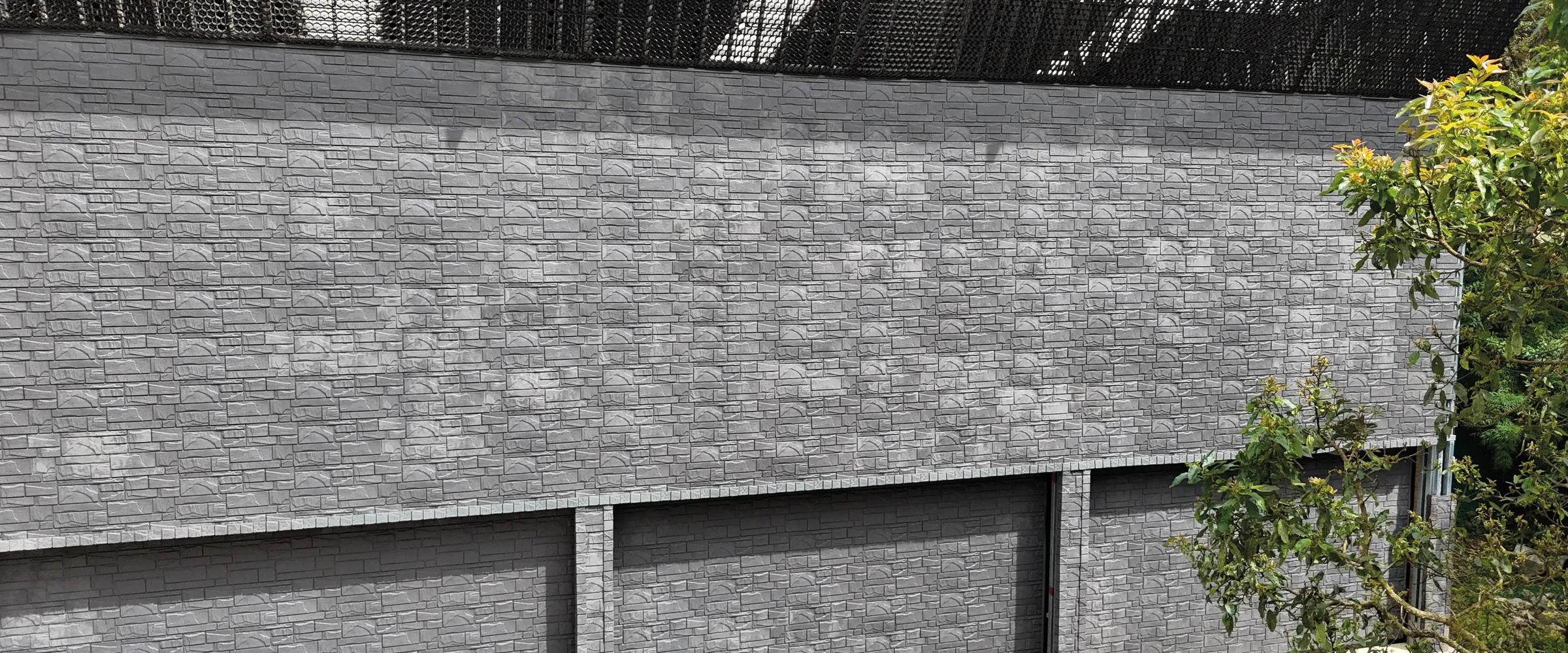Muro revestido en fachaleta Mintwall gris