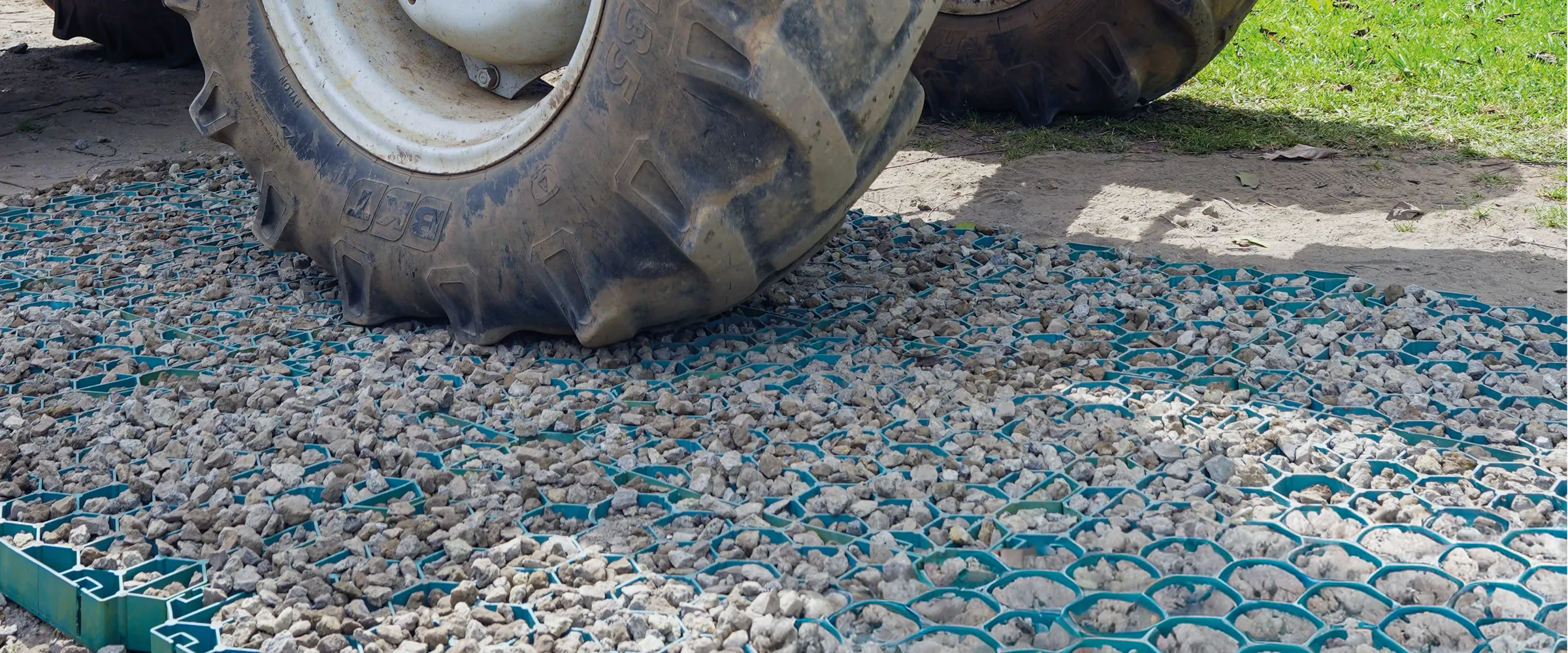 Tractor sobre área con Ecosuelo y piedra