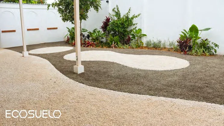 Jardín con senderos de Ecosuelo y piedra de dos tonos
