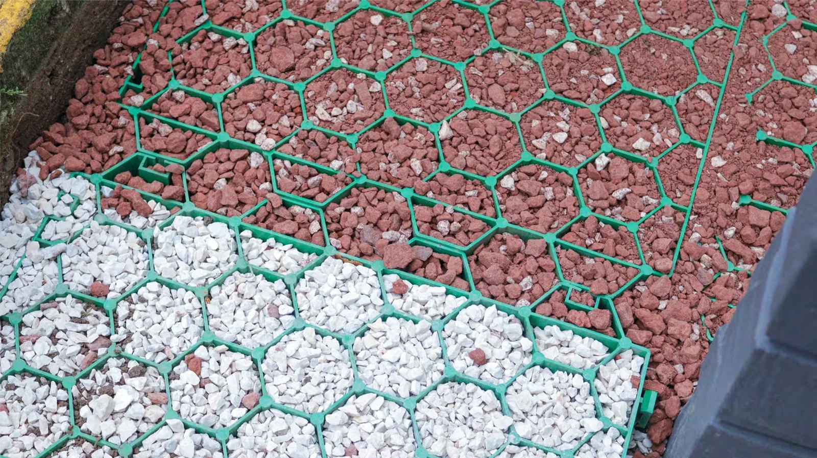Ecosuelo verde con relleno de piedra roja y blanca