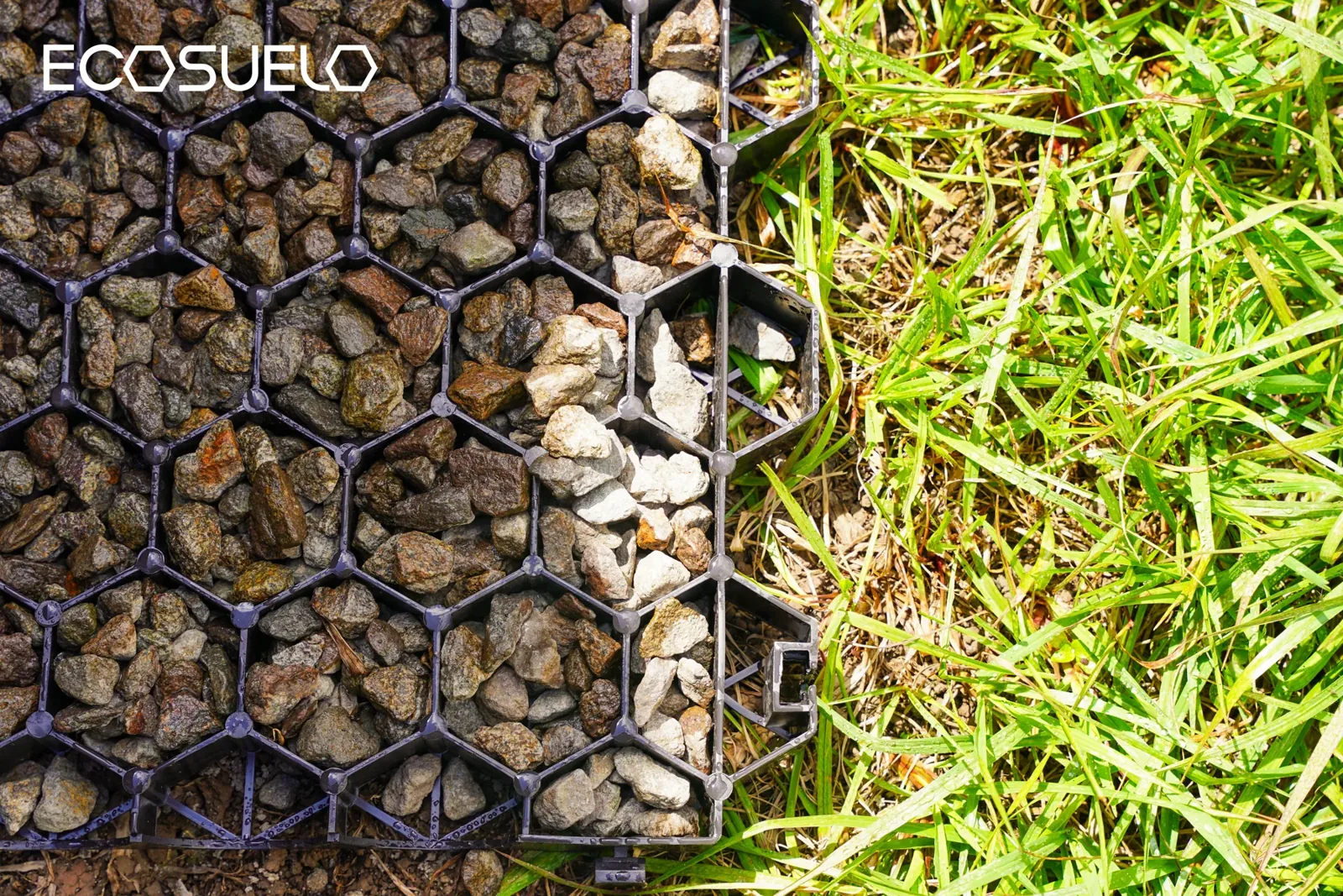Transición entre Ecosuelo con piedra y césped