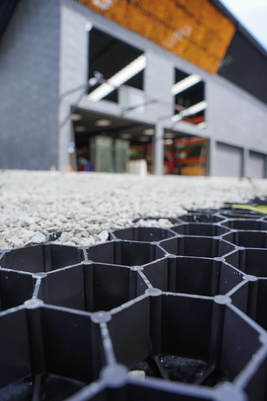 Ecosuelo negro instalado con piedra