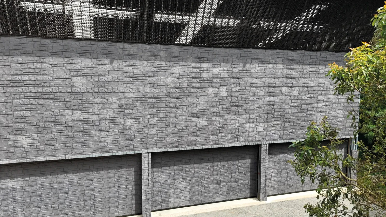 Muro de cochera revestido en fachaleta VD2 gris