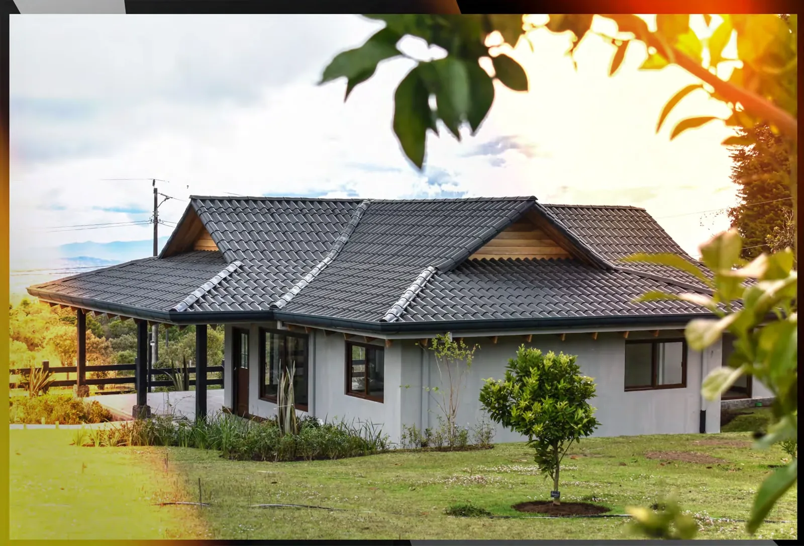 Vivienda con teja ondulada en tono gris oscuro